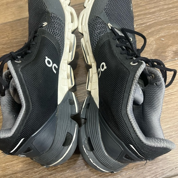 Women's On Running Cloudflyer Sneaker - Picture 7 of 10
